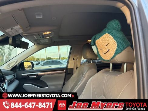 Used 2023 Toyota Highlander Platinum image 7