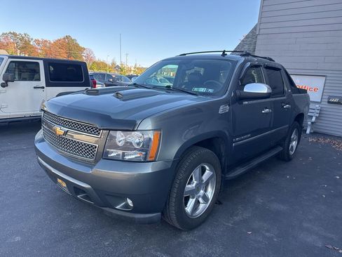 Used 2011 Chevrolet Avalanche LTZ image 3