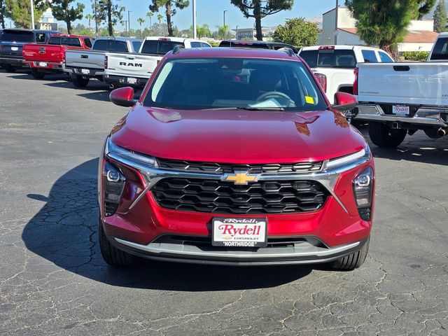 Used 2025 Chevrolet Trax LT FWD image 2
