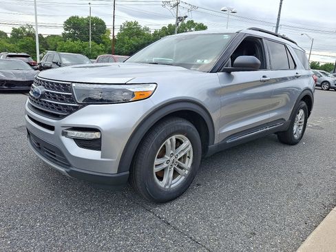 Used 2020 Ford Explorer XLT w/ Equipment Group 202A AWD/4WD image 3