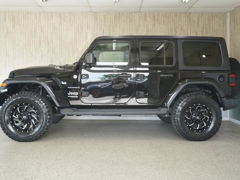 Used 2018 Jeep Wrangler Unlimited Sahara AWD/4WD image 5