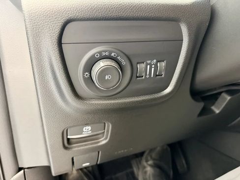 Used 2025 Jeep Grand Cherokee Limited AWD/4WD image 32