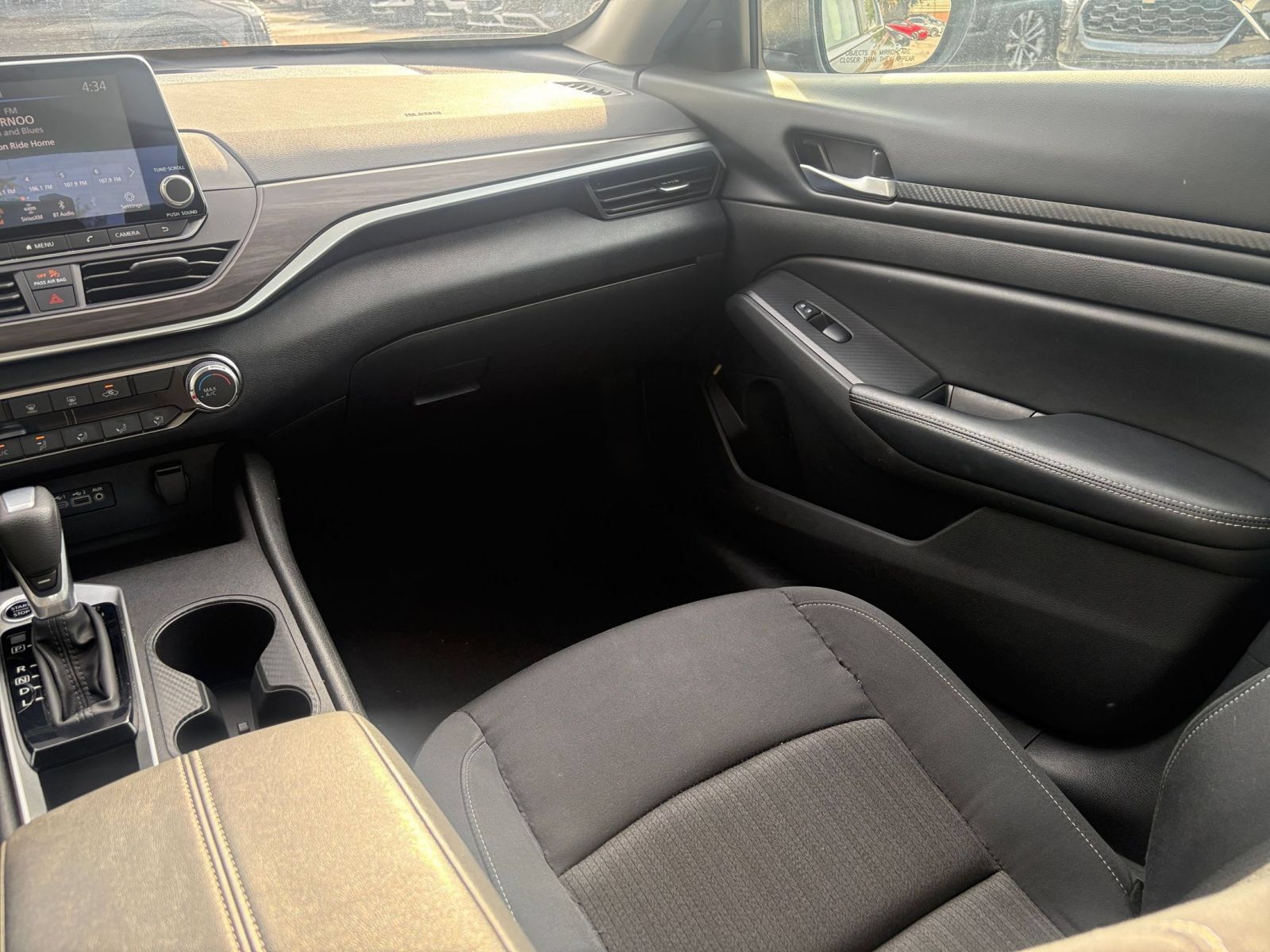Used 2025 Nissan Altima 2.5 SV FWD image 29