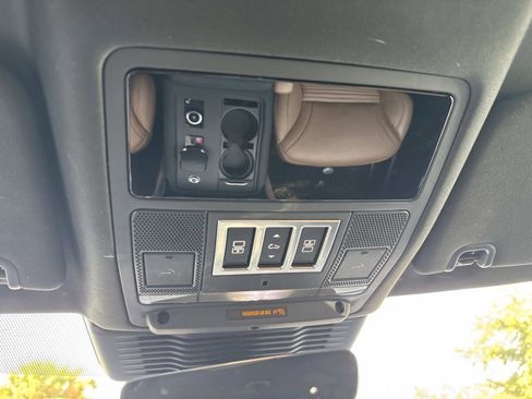 Used 2024 Land Rover Discovery Dynamic SE image 28