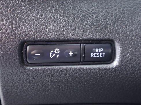 Used 2020 Nissan Rogue SV w/ Premium Package FWD image 10