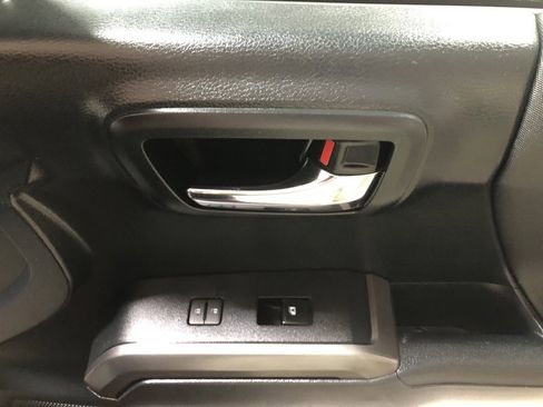 Used 2017 Toyota Tacoma TRD Sport w/ Tow Package (A/T) image 14