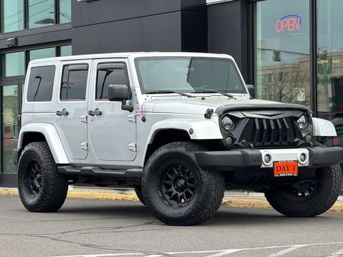 Used 2012 Jeep Wrangler Unlimited Sahara w/ Connectivity Group AWD/4WD image 2