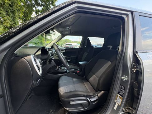 Used 2025 Kia Soul LX w/ LX Technology Package FWD image 24