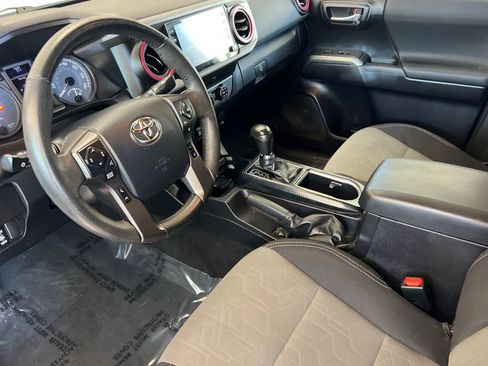 Used 2020 Toyota Tacoma TRD Off-Road w/ Technology Package RWD image 11