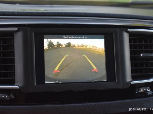 Used 2020 Chrysler Pacifica Touring-L FWD image 23