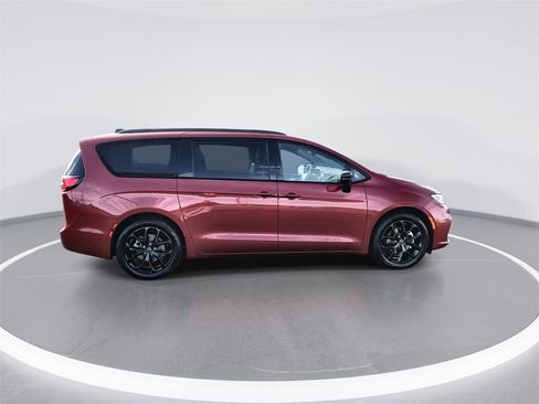 New 2026 Chrysler Pacifica Limited image 9