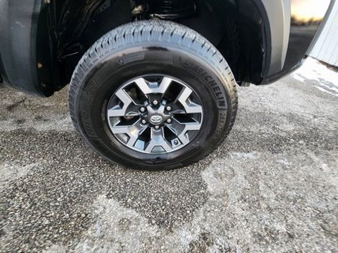 Used 2017 Toyota Tacoma TRD Off-Road image 4