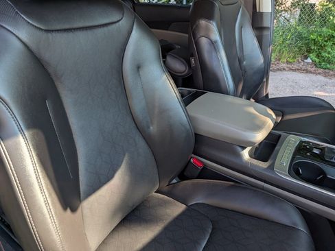 Used 2025 Kia Carnival EX FWD image 23
