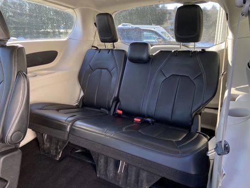 Used 2024 Chrysler Pacifica Touring-L image 24