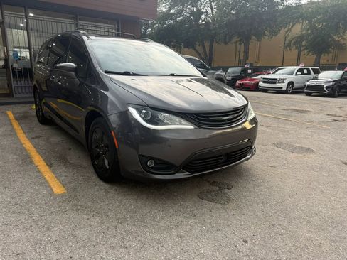 Used 2019 Chrysler Pacifica Limited w/ Advanced Safetytec Group FWD image 3