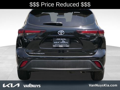 Used 2024 Toyota Highlander LE FWD image 29