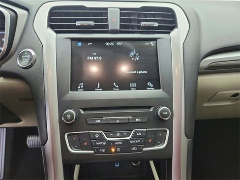 Used 2018 Ford Fusion SE w/ Fusion SE Technology Package image 15