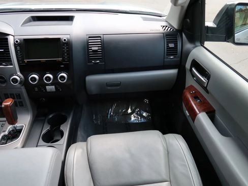 Used 2010 Toyota Sequoia Platinum image 31