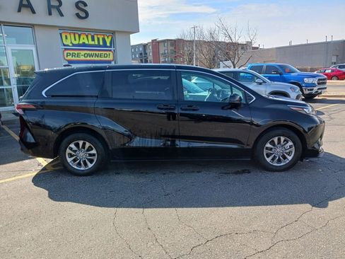Used 2025 Toyota Sienna LE image 2