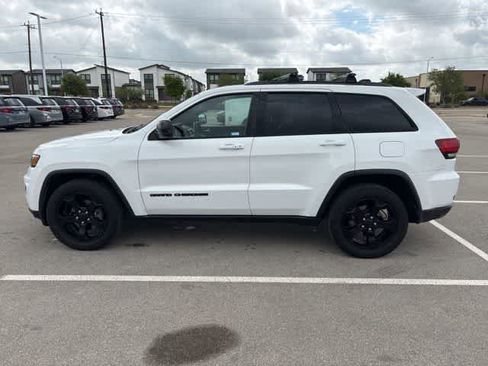 Used 2019 Jeep Grand Cherokee Laredo image 2