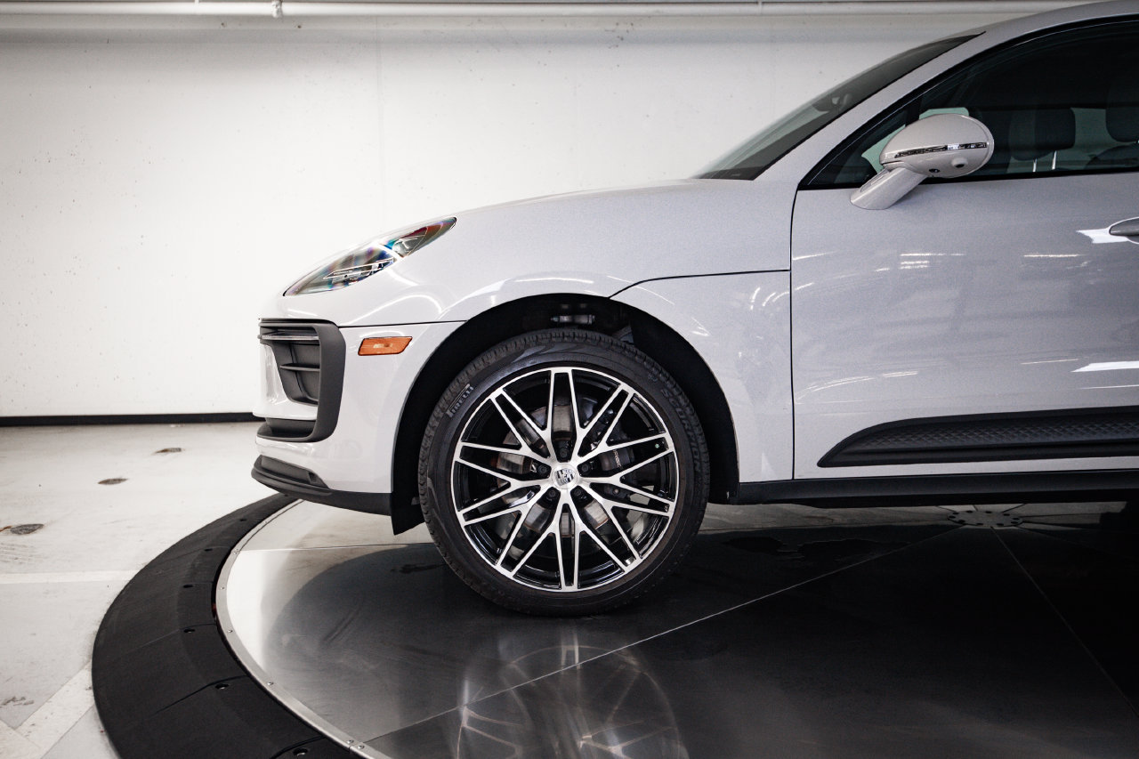 Certified 2025 Porsche Macan AWD/4WD image 11