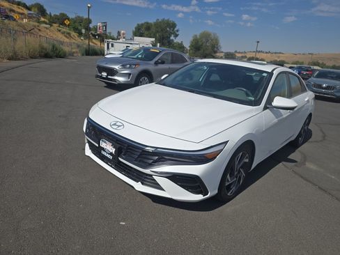 Used 2025 Hyundai Elantra SEL FWD image 2