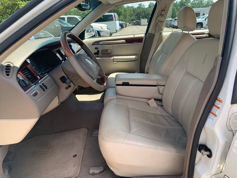 Used 2004 Lincoln Town Car Ultimate RWD image 15