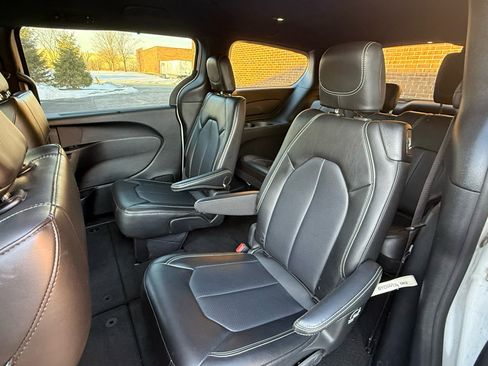 Used 2025 Chrysler Pacifica Select image 24