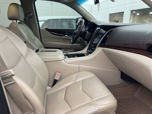 Used 2017 Cadillac Escalade 4WD image 8