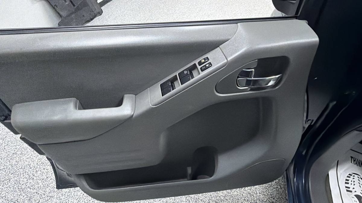 Used 2015 Nissan Frontier SV w/ SV Value Truck Package RWD image 13