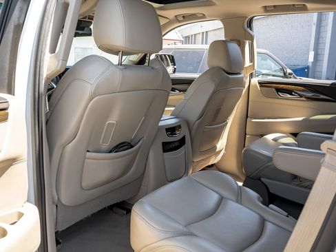 Used 2020 Cadillac Escalade Premium Luxury AWD/4WD image 10