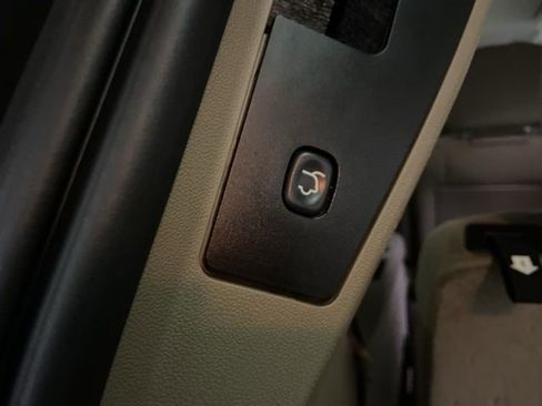Used 2014 Chrysler Town & Country Touring FWD image 11