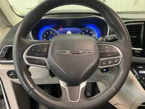 Used 2022 Chrysler Pacifica Touring-L FWD image 13