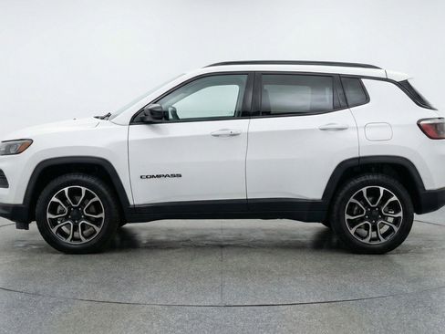 Used 2025 Jeep Compass Trailhawk image 3