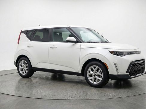 Used 2025 Kia Soul LX w/ LX Technology Package FWD image 1