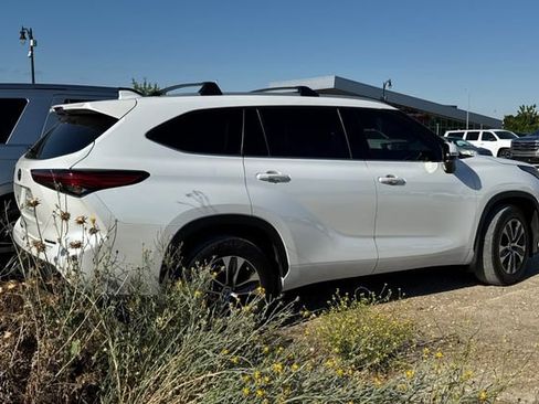 Used 2022 Toyota Highlander XLE AWD/4WD image 5