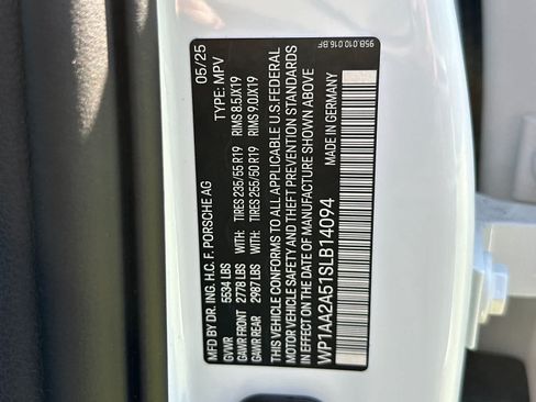 Certified 2025 Porsche Macan AWD/4WD image 31