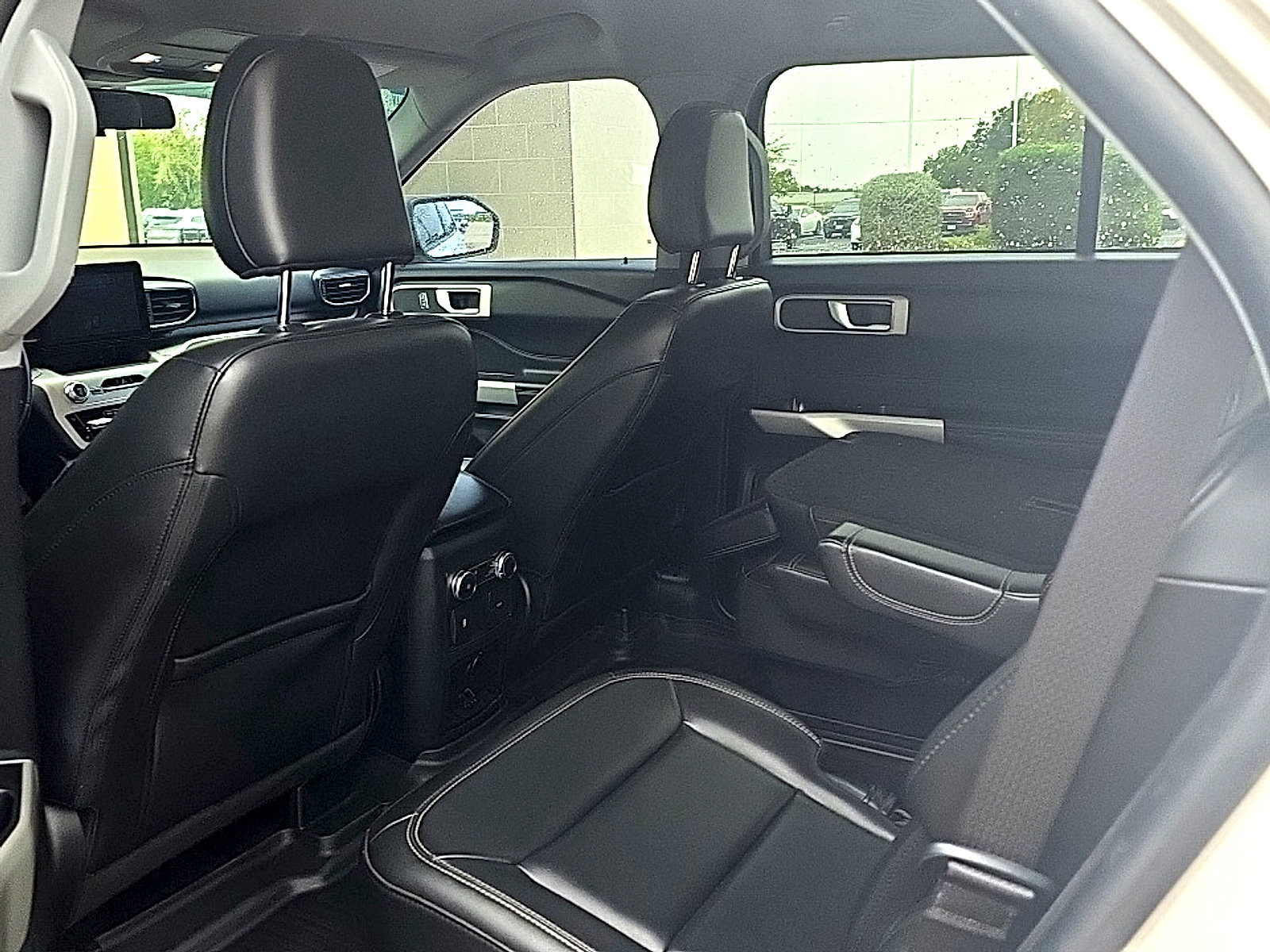 Used 2022 Ford Explorer XLT w/ Equipment Group 202A AWD/4WD image 17