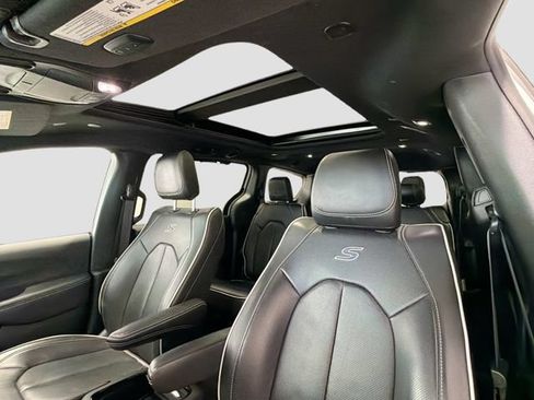 Used 2025 Chrysler Pacifica Limited FWD image 20