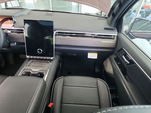 Certified 2025 GMC Sierra EV Denali AWD/4WD image 28