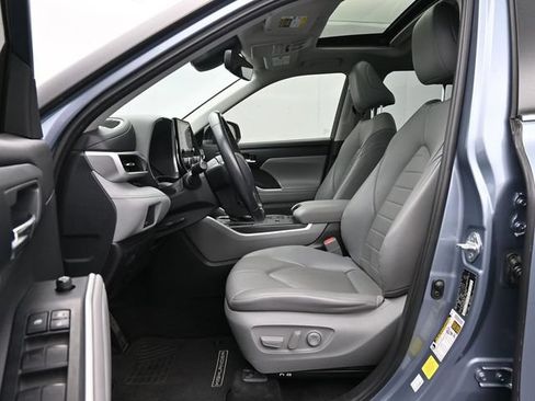 Used 2021 Toyota Highlander XLE FWD image 39