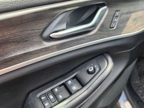 Used 2025 Jeep Grand Cherokee Limited AWD/4WD image 15