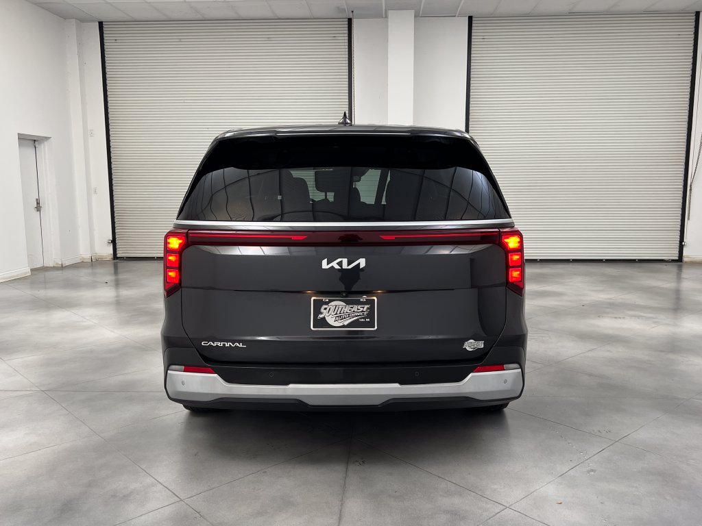 Used 2025 Kia Carnival FWD image 8