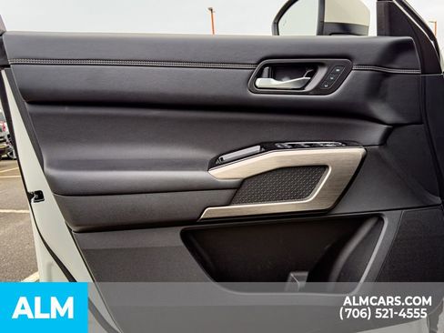 Used 2024 Nissan Pathfinder Platinum w/ Black Appearance Package FWD image 14
