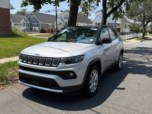 Used 2025 Jeep Compass Limited AWD/4WD image 2