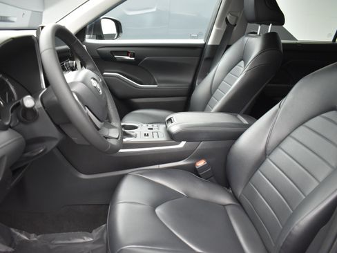 Used 2023 Toyota Highlander XLE AWD/4WD image 11