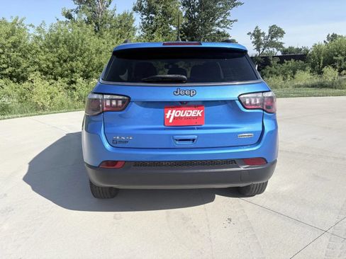 Used 2018 Jeep Compass Latitude w/ Popular Equipment Group AWD/4WD image 5