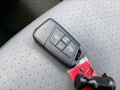 Used 2025 Volkswagen Jetta SE FWD image 14