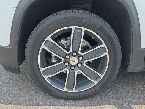 Used 2021 GMC Acadia SLT w/ Technology Package FWD image 9