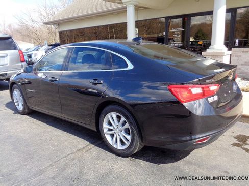 Used 2017 Chevrolet Malibu LT FWD image 4
